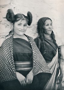 Dziewczyna z Arizony Hopi i jej matka, 1912 autorstwa James and Pierce