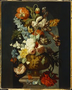 Tulipany, Róże, Hiacynt, Auricula i inne kwiaty w rzeźbionej urnie na kamiennym cokole w niszy. autorstwa Jan van Huysum