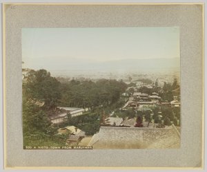 Miasto Kioto z Maruyama, Japonia (ręcznie kolorowane czarno-białe zdjęcie) autorstwa Japanese Photographer