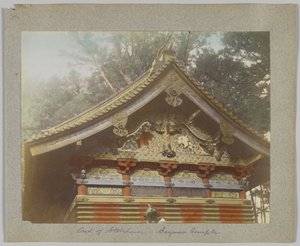 Magazyn w Tōshō-gū, Nikko, Japonia (ręcznie kolorowane czarno-białe zdjęcie) autorstwa Japanese Photographer