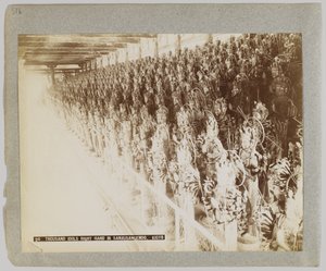 Tysiąc bożków w Sanjusangendo, Kioto, Japonia (zdjęcie czarno-białe) autorstwa Japanese Photographer