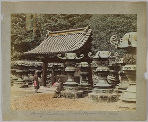 Brązowe latarnie przed świątynią w parku Uyeno, Tokio, Japonia (ręcznie kolorowane czarno-białe zdjęcie) autorstwa Japanese Photographer