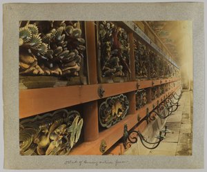 Szczegół ryglowania na zewnętrznym ogrodzeniu Tōshō-gū, Nikko, Japonia (ręcznie kolorowane czarno-białe zdjęcie) autorstwa Japanese Photographer