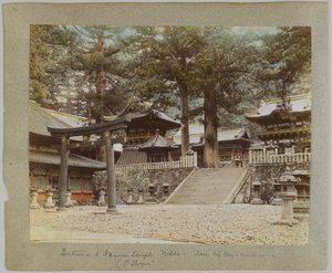Wejście do Tōshō-gū, Nikko, Japonia (ręcznie kolorowane czarno-białe zdjęcie) autorstwa Japanese Photographer
