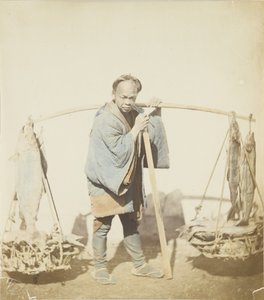 Rybak ze swoim połowem (ręcznie kolorowane czarno-białe zdjęcie) autorstwa Japanese Photographer