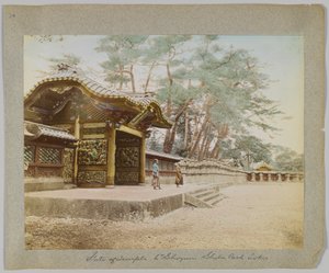 Brama Świątyni Szóstego Szoguna, Shiba Park, Tokio, Japonia (ręcznie kolorowane czarno-białe zdjęcie) autorstwa Japanese Photographer