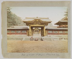 Brama Świątyni Szóstego Szoguna, Shiba Park, Tokio, Japonia (ręcznie kolorowane czarno-białe zdjęcie) autorstwa Japanese Photographer