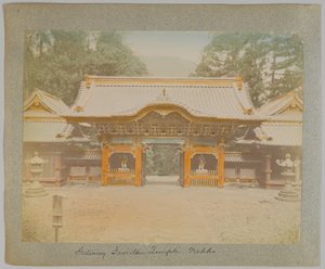 Brama Świątyni Jemitsu, Nikko, Japonia (ręcznie kolorowane czarno-białe zdjęcie) autorstwa Japanese Photographer