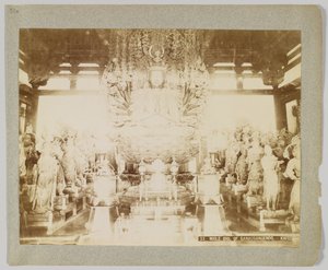 Idol w Sanjusangendo, Kioto, Japonia (zdjęcie czarno-białe) autorstwa Japanese Photographer