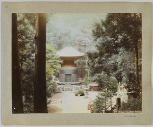 Świątynia buddyjska Ikegami, Tokio, Japonia (ręcznie kolorowane czarno-białe zdjęcie) autorstwa Japanese Photographer
