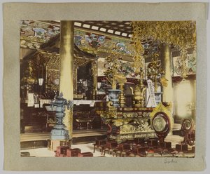 Wewnątrz świątyni buddyjskiej, Ikegami, Tokio, Japonia (ręcznie kolorowane czarno-białe zdjęcie) autorstwa Japanese Photographer