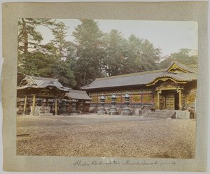 Wewnątrz świątyni, Shiba Park, Tokio, Japonia (ręcznie kolorowane czarno-białe zdjęcie) autorstwa Japanese Photographer