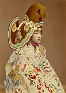 Japonka w tradycyjnym stroju, ok. 1880 r. (zdjęcie ręcznie kolorowanego albumu) autorstwa Japanese Photographer
