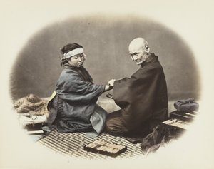 Japończyk i kobieta w tradycyjnych strojach (zdjęcie czarno-białe ręcznie kolorowane) autorstwa Japanese Photographer