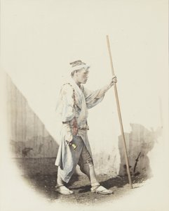 Japończyk z dzwonkiem (zdjęcie czarno-białe ręcznie kolorowane) autorstwa Japanese Photographer