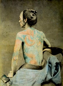 Japończyk z tradycyjnymi tatuażami Irezumi, ok. 1890 r. (zdjęcie ręcznie kolorowanego albumu) autorstwa Japanese Photographer