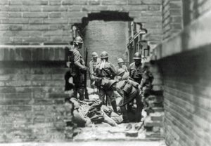 Japońscy żołnierze biorą udział w walkach ulicznych w Szanghaju, Chiny, 1937 autorstwa Japanese Photographer