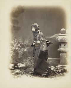 Japonka w śniegu (ręcznie kolorowane czarno-białe zdjęcie) autorstwa Japanese Photographer