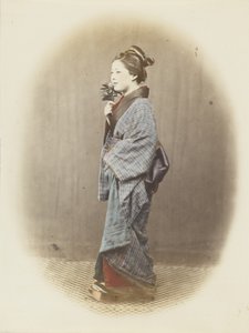 Japonka w tradycyjnym stroju (zdjęcie ręcznie kolorowane czarno-białe) autorstwa Japanese Photographer
