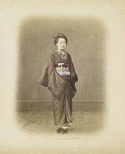 Japonka w tradycyjnym stroju (zdjęcie ręcznie kolorowane czarno-białe) autorstwa Japanese Photographer