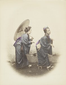 Japonki w tradycyjnych strojach (zdjęcie ręcznie kolorowane czarno-białe) autorstwa Japanese Photographer