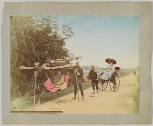Jinrikisha & Kago, krzesło podróżne, Japonia (ręcznie kolorowane czarno-białe zdjęcie) autorstwa Japanese Photographer