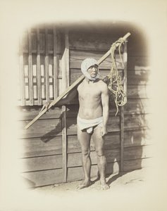 Mężczyzna z koszykiem na ryby (ręcznie kolorowane czarno-białe zdjęcie) autorstwa Japanese Photographer