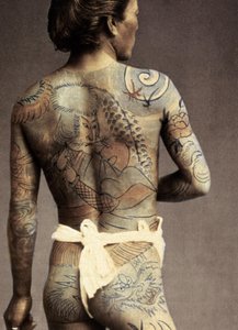 Mężczyzna z tradycyjnym japońskim tatuażem Irezumi, ok. 1880 r. autorstwa Japanese Photographer