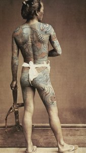 Mężczyzna ze specjalnie japońskim tatuażem. Zdjęcie albuminowe, ręcznie kolorowane. Około 1880 roku