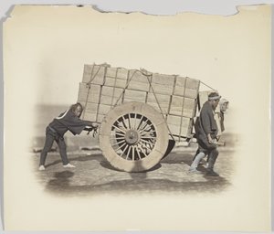 Mężczyźni ciągnący wózek (zdjęcie czarno-białe ręcznie kolorowane) autorstwa Japanese Photographer