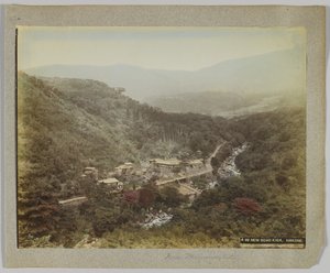 New Road, Kiga, niedaleko Miyanoshita, Prefektura Kanagawa, Japonia (ręcznie kolorowane czarno-białe zdjęcie) autorstwa Japanese Photographer