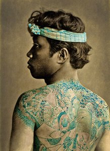 Portret mężczyzny z tradycyjnymi japońskimi tatuażami Irezumi, ok. 1880 r. (zdjęcie ręcznie kolorowanego albuminu)