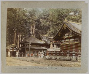 Święta studnia i magazyny, Tōshō-gū, Nikko, Japonia (ręcznie kolorowane czarno-białe zdjęcie) autorstwa Japanese Photographer