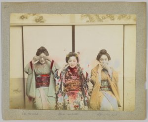 Nie widzę zła, nie słyszę zła, nie mów nic złego (ręcznie kolorowane czarno-białe zdjęcie) autorstwa Japanese Photographer