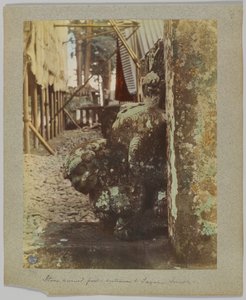 Wyrzeźbiony w kamieniu słup przy wejściu do Tōshō-gū, Nikko, Japonia (ręcznie kolorowane czarno-białe zdjęcie) autorstwa Japanese Photographer