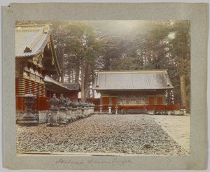 Magazyny w Tōshō-gū, Nikko, Japonia (ręcznie kolorowane czarno-białe zdjęcie) autorstwa Japanese Photographer