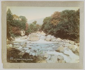Stream w Miyagino, Hakone, Prefektura Kanagawa, Japonia (ręcznie kolorowane czarno-białe zdjęcie) autorstwa Japanese Photographer