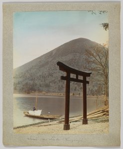 Torii nad jeziorem Chuzenji, Nikko, Japonia (ręcznie kolorowane czarno-białe zdjęcie) autorstwa Japanese Photographer