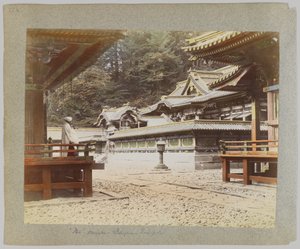 Tōshō-gū, Nikko, Japonia (ręcznie kolorowane czarno-białe zdjęcie) autorstwa Japanese Photographer