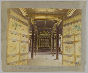 Widok z bramy do drzwi, świątynia szóstego lub siódmego szoguna, Shiba Park, Tokio, Japonia (ręcznie kolorowane czarno-białe zdjęcie) autorstwa Japanese Photographer