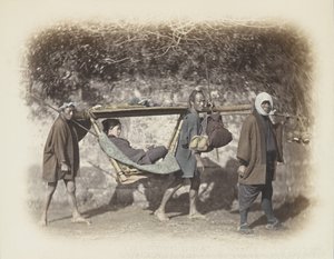 Kobieta niesiona w kago (zdjęcie ręcznie kolorowane czarno-białe) autorstwa Japanese Photographer