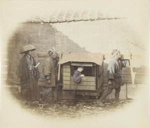 Kobieta noszona w norimono (ręcznie kolorowane czarno-białe zdjęcie) autorstwa Japanese Photographer