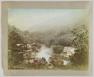 Yumoto Hakone, Prefektura Kanagawa (ręcznie kolorowane czarno-białe zdjęcie) autorstwa Japanese Photographer