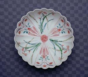 Arita Chryzantema Miska, koniec XVII w. (porcelana emaliowana) autorstwa Japanese School