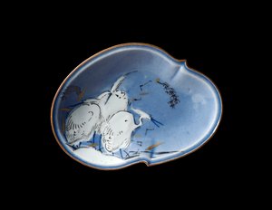 Arita Dish, ok.1730-40 (porcelana z podszkliwną niebieską i złotą i srebrną glazurą)