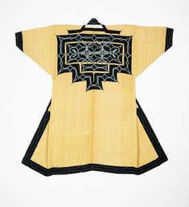 Szata ceremonialna (attush) ludności Ainu z tradycyjnymi motywami Ainu, haftem łańcuszkowym, korą wiązu, wełną i bawełną autorstwa Japanese School