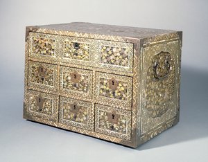 Komoda, koniec XVI wieku (laka namban i muszla perłowa i lakierowane drewno)