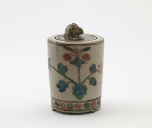 Kadzidło cylindryczne z królikiem na pokrywie, okres Edo lub era Meiji (ceramiczny) autorstwa Japanese School