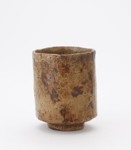 Cylindryczna miseczka do herbaty z napisem, nieznany warsztat Raku, Miseczka do herbaty (tsutsu chawan) autorstwa Japanese School
