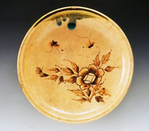 Zdobiona taca kamionkowa emaliowana ozdobiona dwoma motylami i piwonią, koniec XVIII w.-pocz. XIX w., manufaktura Seto, średnica 34 cm, cywilizacja japońska, okres Edo autorstwa Japanese School